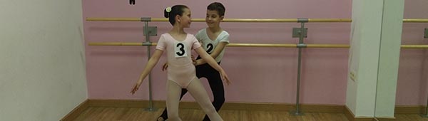 pareja de niños bailando ballet clásico