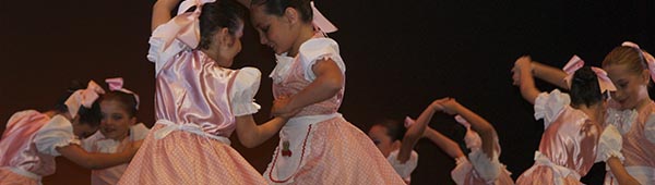 niñas ballet en escenario